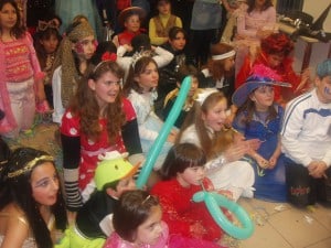 Φωτογραφίες από το Αποκριάτικο Πάρτι τον Φεβρουάριο του 2006 στο Φροντιστήριο Ξένων Γλωσσών στον Πειραιά Ισιδώρα Μιαούλη