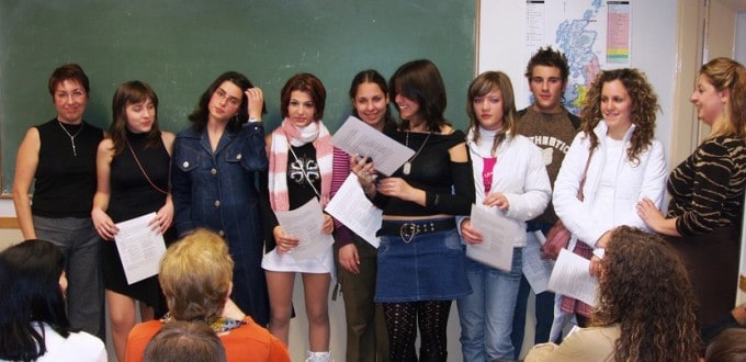 Απονομή Πτυχίων το Δεκέμβριο του 2004 από το Φροντιστήριο Ξένων Γλωσσών στον Πειραιά Ισισδώρα Μιαούλη