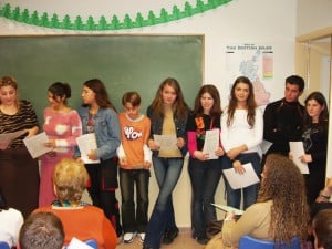 Απονομή Πτυχίων το Δεκέμβριο του 2004 από το Φροντιστήριο Ξένων Γλωσσών στον Πειραιά Ισισδώρα Μιαούλη