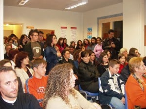 Απονομή Πτυχίων το Δεκέμβριο του 2004 από το Φροντιστήριο Ξένων Γλωσσών στον Πειραιά Ισισδώρα Μιαούλη